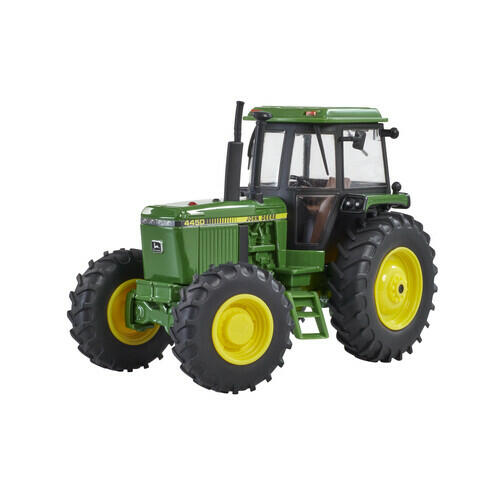 Model traktor John Deere 4450 1:32 - pohled z boku zepředu