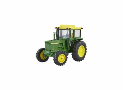 Model traktor John Deere 4020 s kabinou 1:32 - pohled zepředu