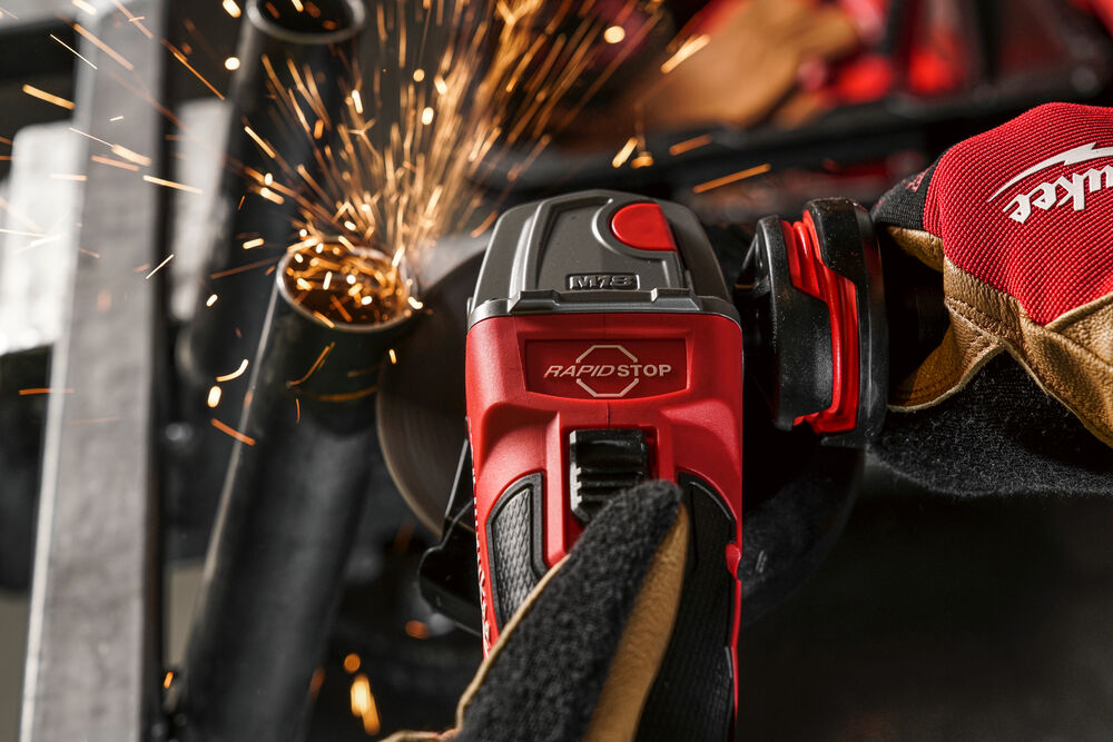 Úhlová bruska 125mm Milwaukee M18 Fuel s posuvným spínačem - ukázka použití