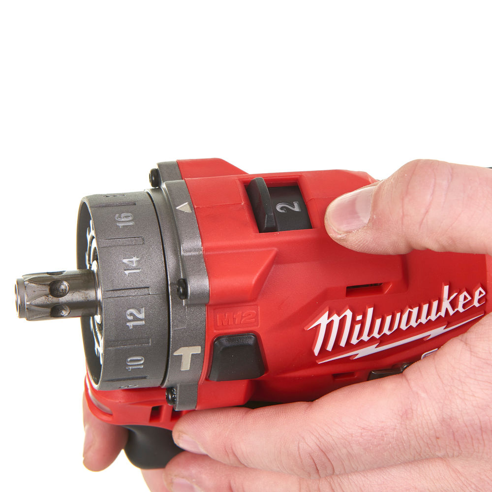 Příklepová vrtačka Milwaukee M12 - detail