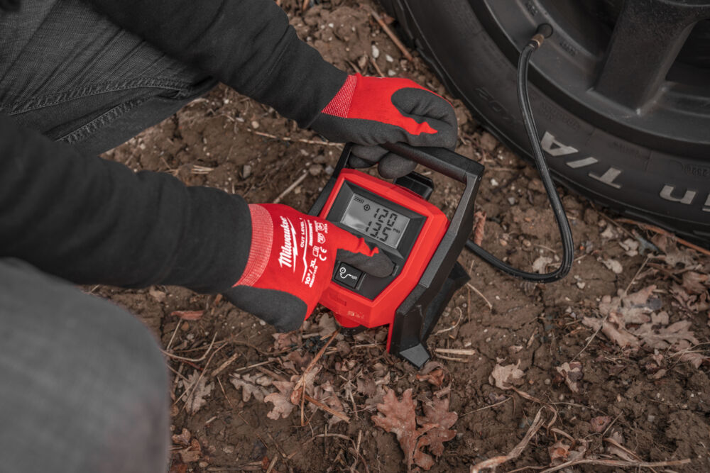Kompaktní kompresor Milwaukee M12 - příklad použití