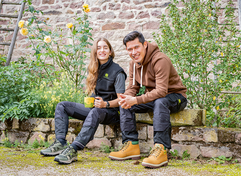 Hrnek John Deere žlutozelený - při použití