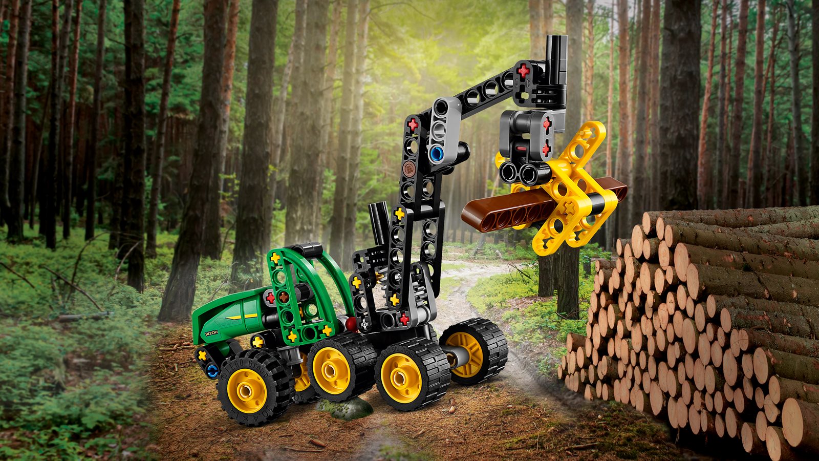 Lego Technic John Deere 1470H wheeled Harvester - v terénu
