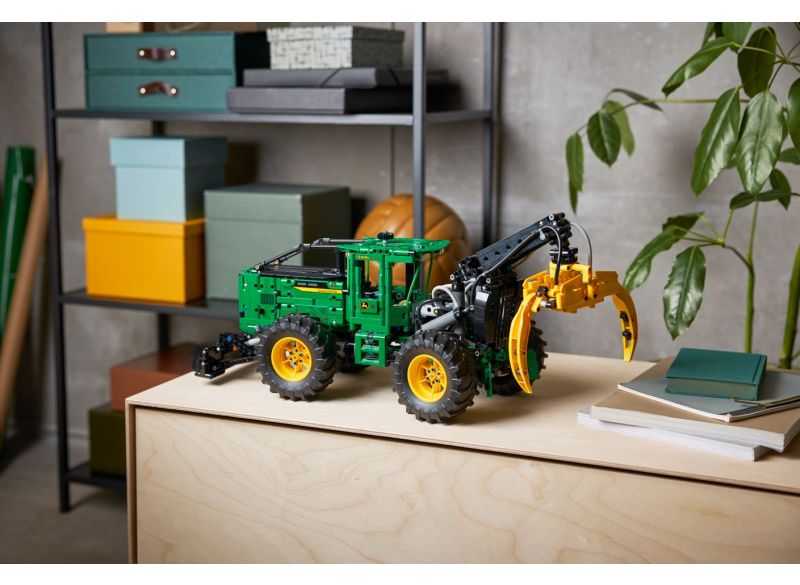 Lego Technic John Deere 948L II Skidder - pohled na postavený stroj