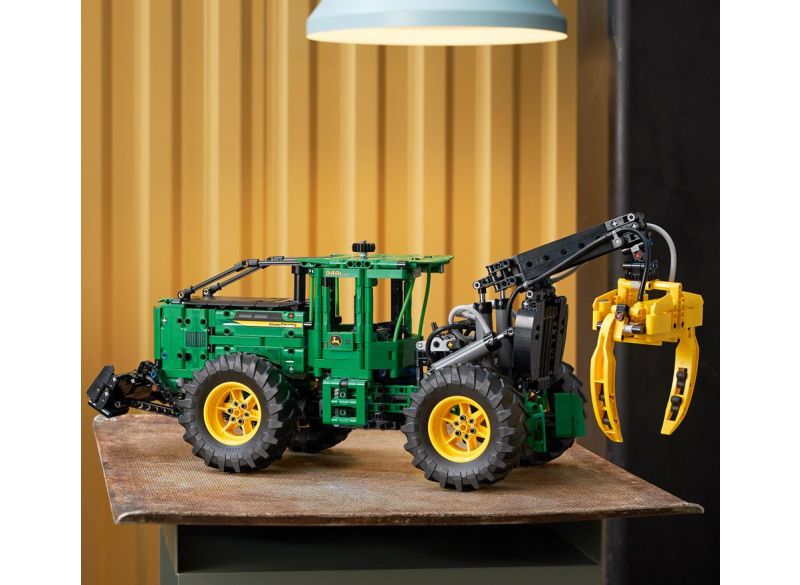 Lego Technic John Deere 948L II Skidder - pohled na postavený stroj