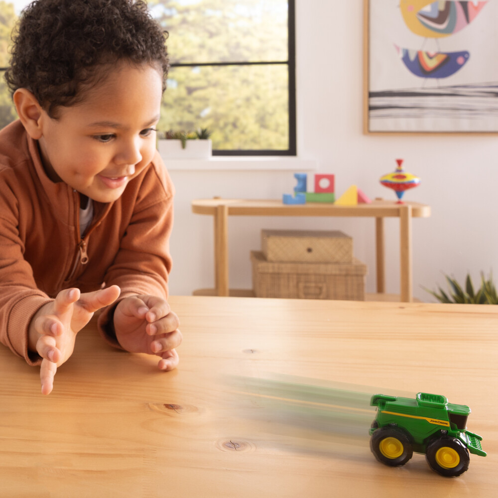 Hračka John Deere kapsle s překvapením - při hře