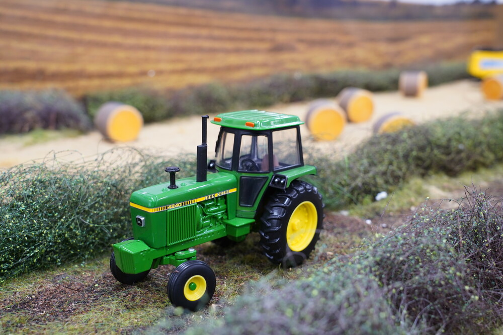 Model traktor John Deere 4240 1:32 - traktor při hře