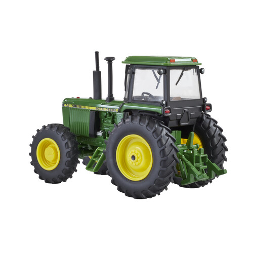 Model traktor John Deere 4450 1:32 - pohled z boku zezadu