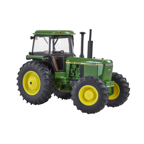 Model traktor John Deere 4450 1:32 - pohled z boku zepředu