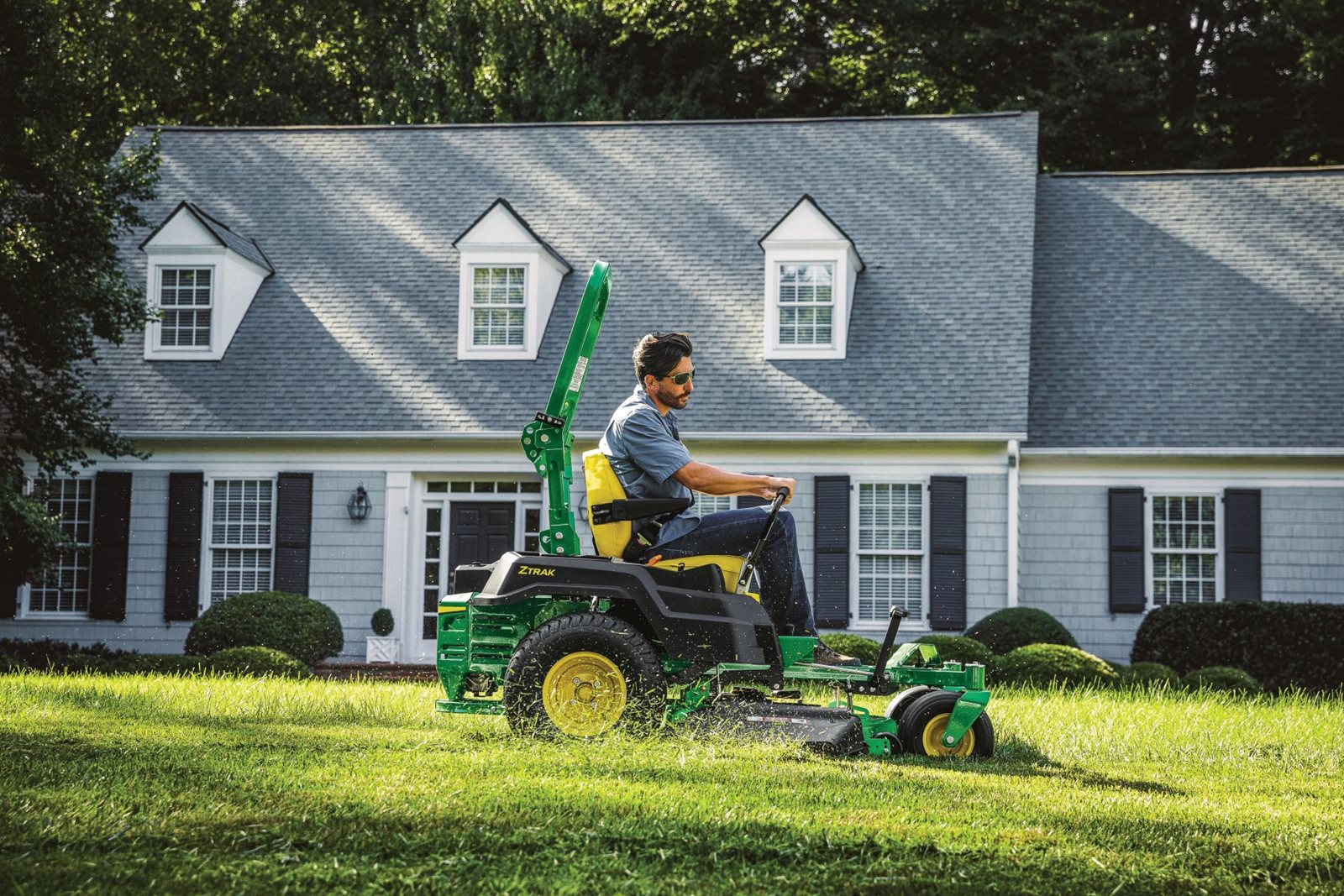 Žací stroj John Deere Z515E ZTRAK - snadno posečete Vaši zahradu