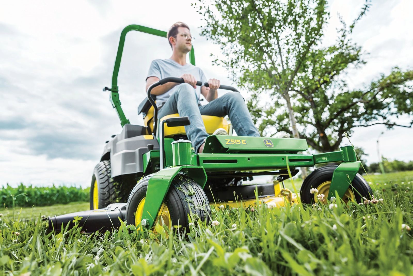 Žací stroj John Deere Z515E ZTRAK - i sekání může být radost