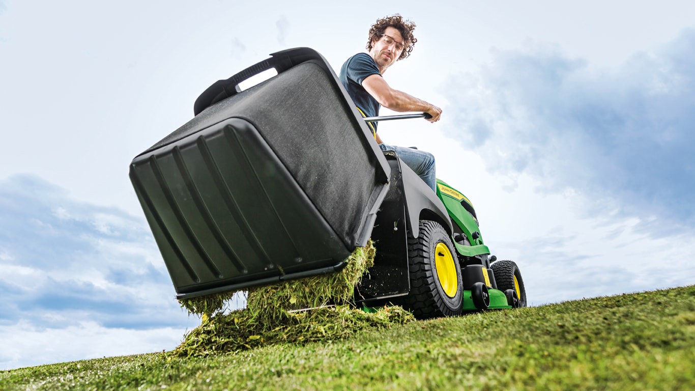 Zahradní traktor John Deere X167R - vyprazdňování koše