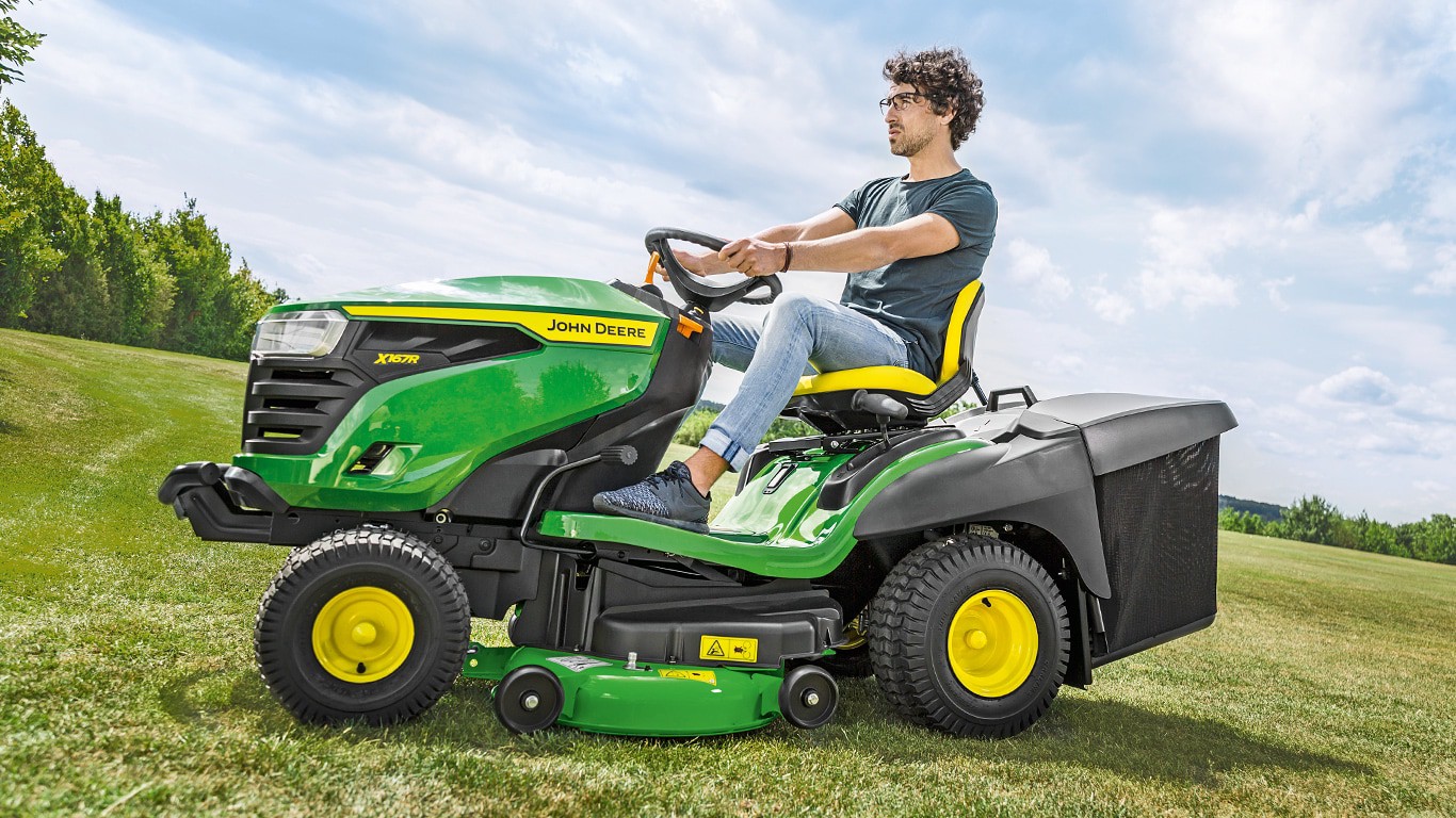 Zahradní traktor John Deere X167R - při jízdě