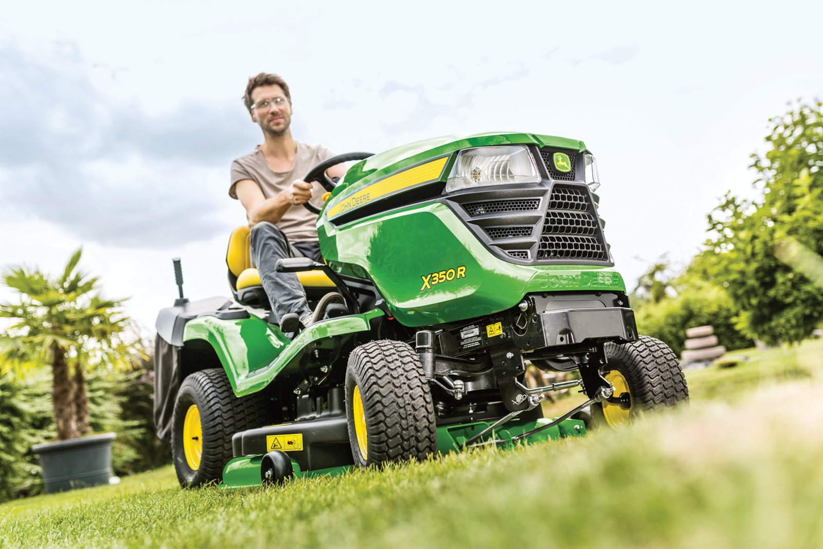 Zahradní traktor John Deeere X350R - se středovým výhozem