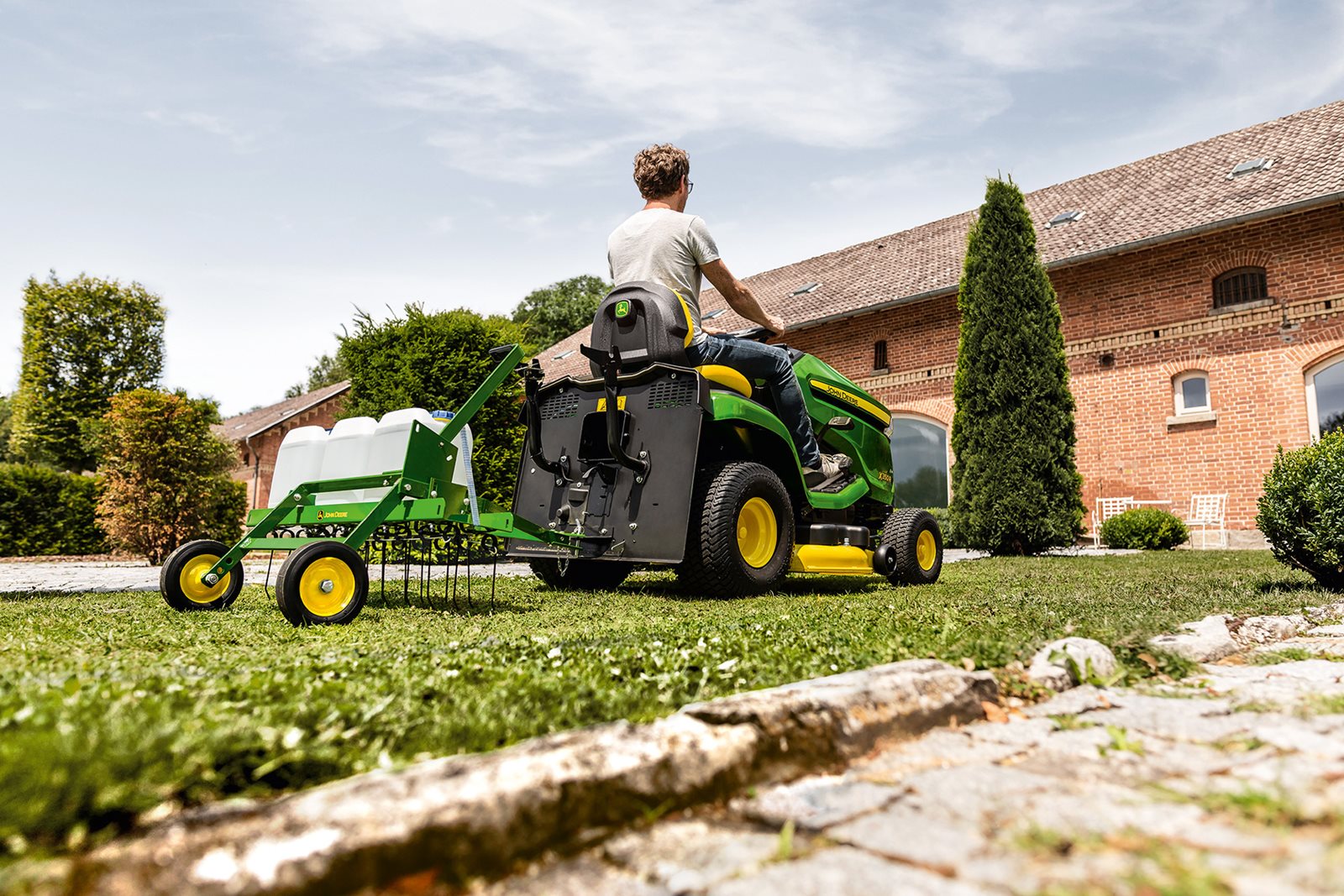 Zahradní traktor John Deeere X350R - snadná péče o trávník