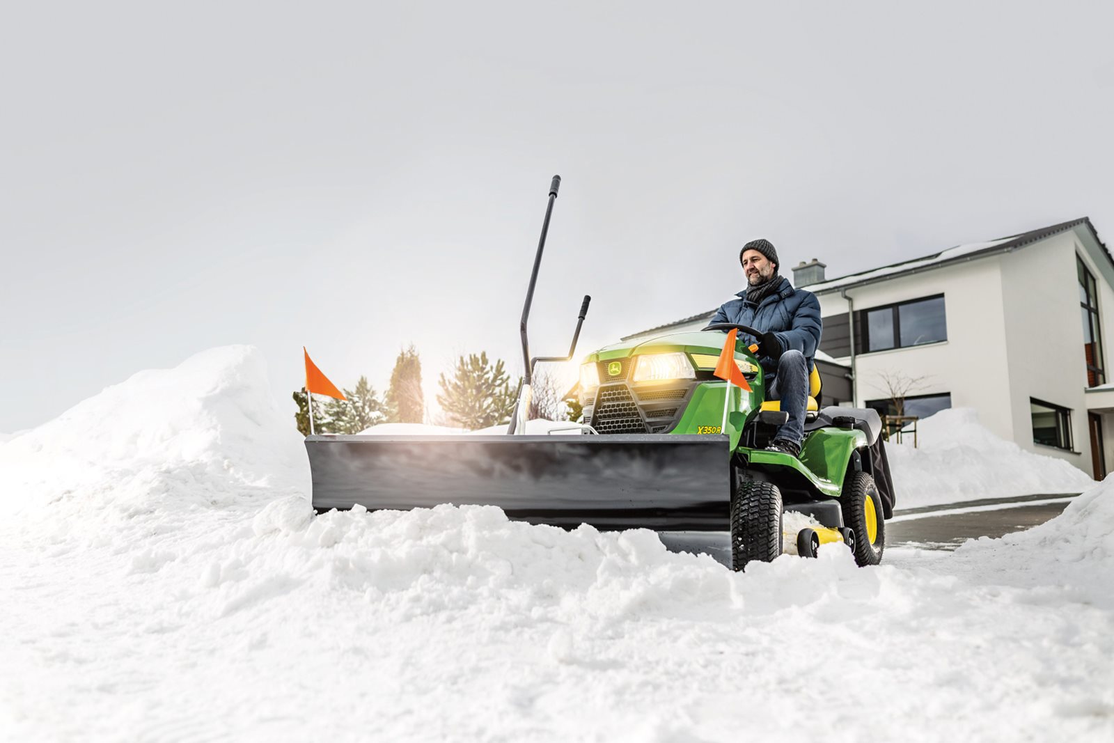 Zahradní traktor John Deeere X350R - s čelně nesenou radlicí snadno odhrnete sníh