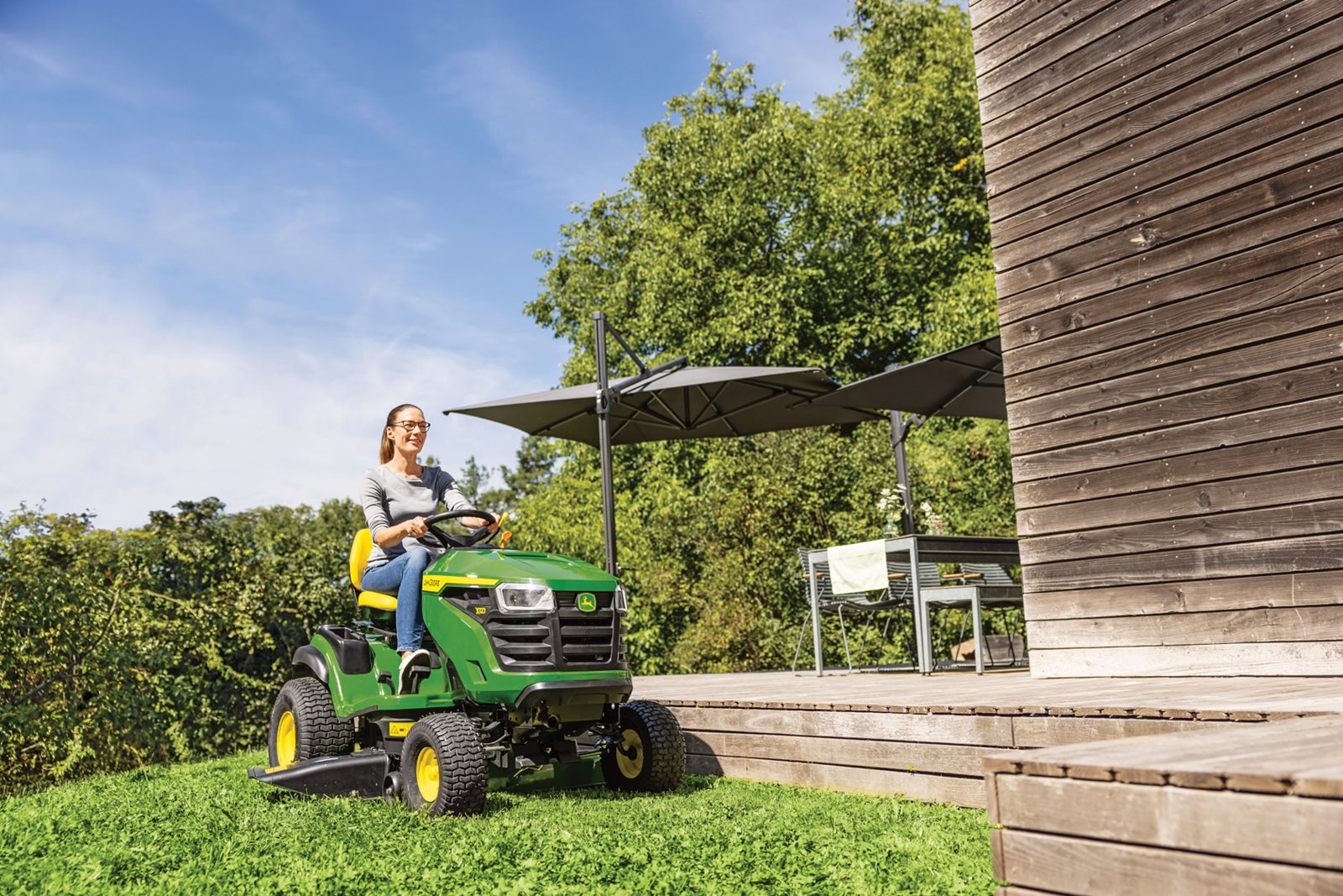 Zahradní traktor John Deere X127